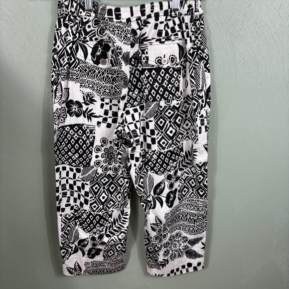 Chico's Women's Size 1 Medium Black and Whire Floral Geometric Capri Crop Pants - Picture 10 of 11